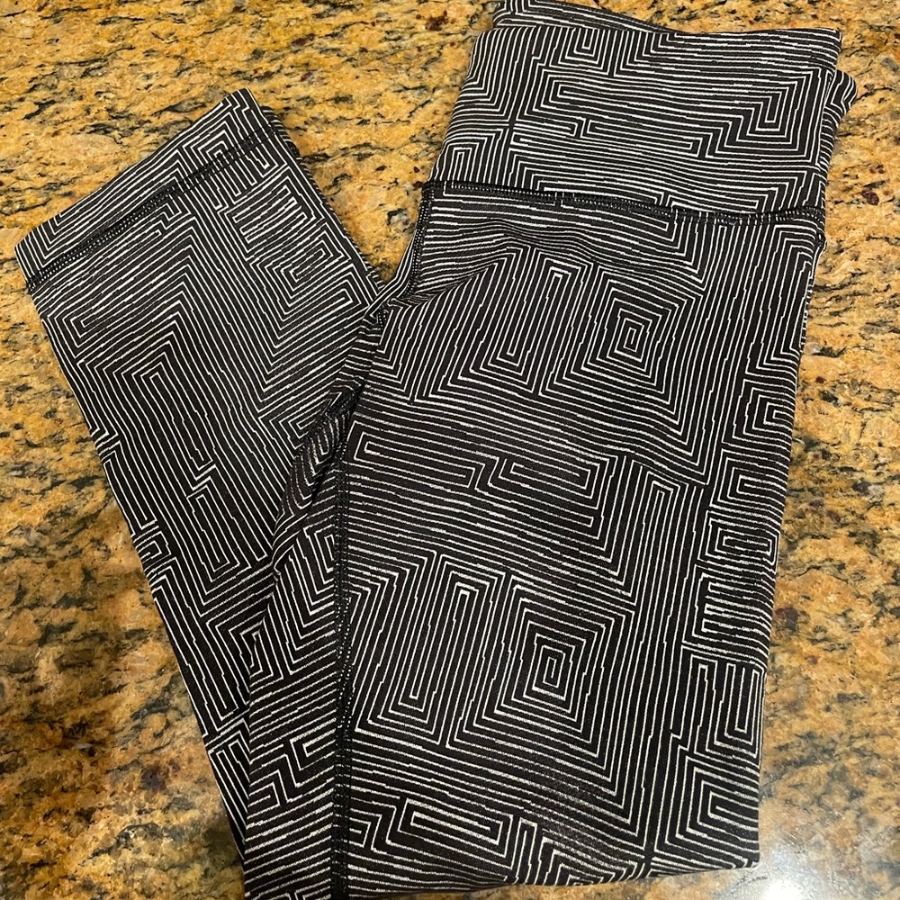 Lululemon wunder under in the Luon fabric size 6 25inch
